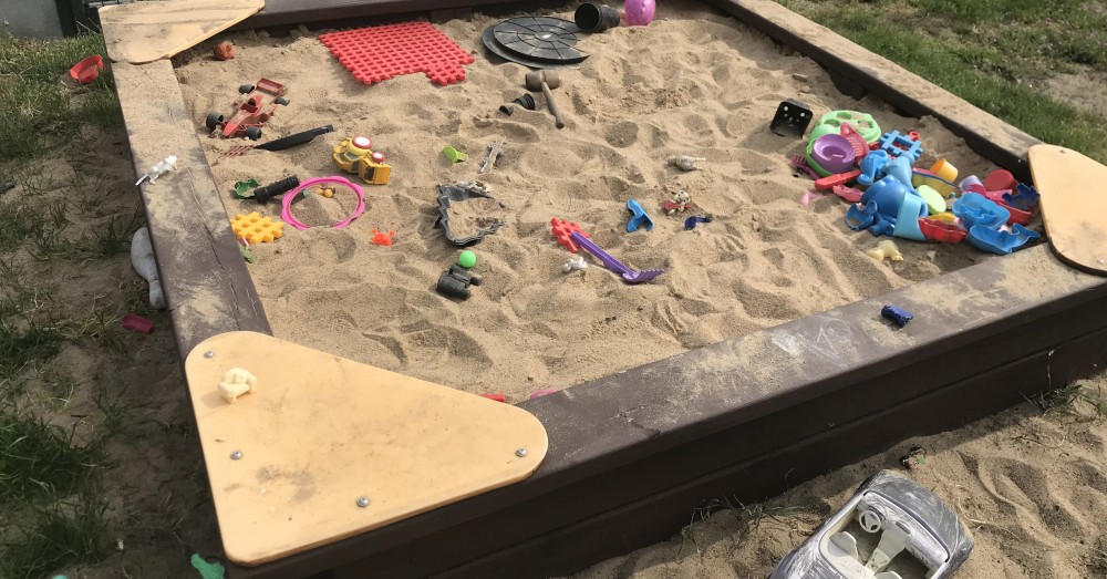 Dbajmy o bezpieczeństwo dzieci w piaskownicach - zabierajmy zabawki