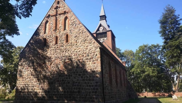 Zwiedzamy kamienne kościoły w Gminie Dobra - kościół w Wołczkowie